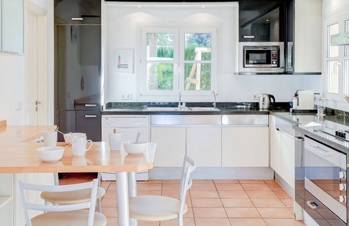 Mal Pas-Bon Aire Villa | Holiday Villa Alarvella Bonaire with Sea View, Wi-Fi, A/C, Pool, Garden & Terrace; Parking Available