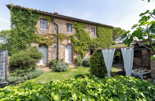 Simignano Villa | Holiday Villa in Tuscany – Exclusive Rental with Garden & Jacuzzi