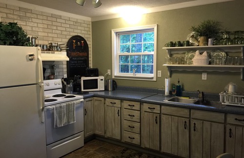 Altamont Cottage | Hollerback Hunt & Yacht Club, peaceful lakefront with private dock on 6 Acres
