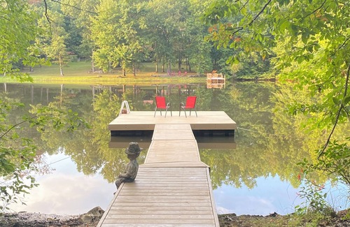 Altamont Cottage | Hollerback Hunt & Yacht Club, peaceful lakefront with private dock on 6 Acres