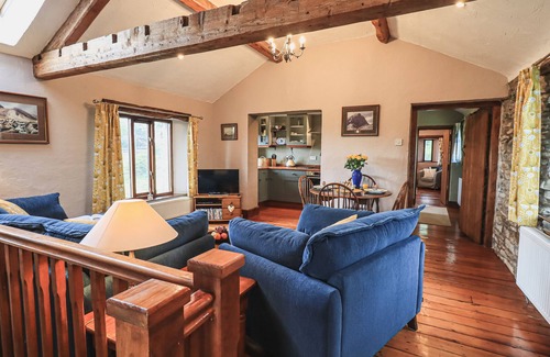 Kendal Apartment | HOLLINS FARM BARN, character holiday cottage in New Hutton