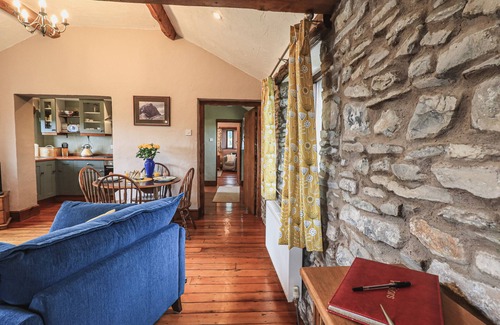 Kendal Apartment | HOLLINS FARM BARN, character holiday cottage in New Hutton