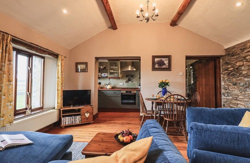 Kendal Apartment | HOLLINS FARM BARN, character holiday cottage in New Hutton