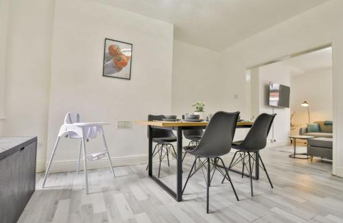 Oldham House | Hollins House, Free Street Parking, Long or Short Stays - by NMB Property
