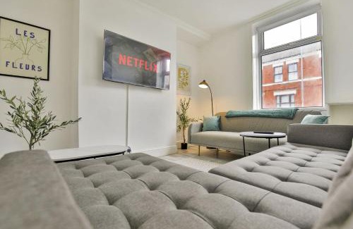 Oldham House | Hollins House, Free Street Parking, Long or Short Stays - by NMB Property