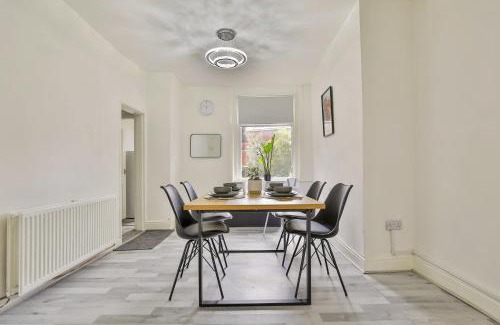 Oldham House | Hollins House, Free Street Parking, Long or Short Stays - by NMB Property