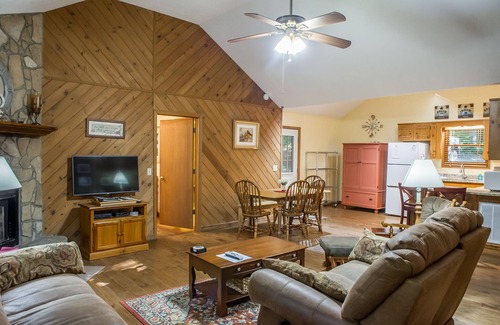 Blairsville Cabin | Holly Cabin on Town Creek, in the NE Mountains of Blairsvillen2 WEEKS MAX STAY!