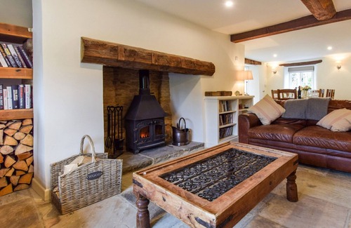 Coln St Aldwyns Cottage | Holly Cottage - sleeps 8 guests in 4 bedrooms