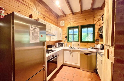 Medlow Bath Ski Chalet | Holly Lodge - Two-Storey Cedar Chalet, 4 Bedroom, 2 Bathroom, Fireplaces, BBQ, Near Hydro Majestic