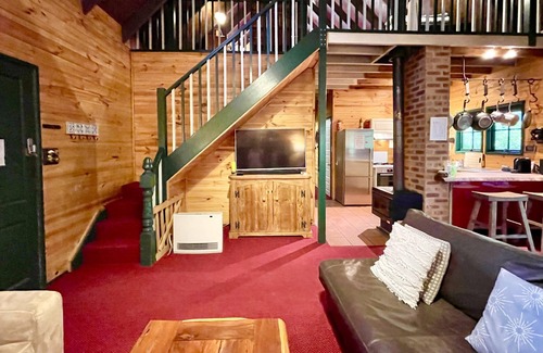 Medlow Bath Ski Chalet | Holly Lodge - Two-Storey Cedar Chalet, 4 Bedroom, 2 Bathroom, Fireplaces, BBQ, Near Hydro Majestic