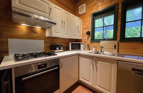 Medlow Bath Ski Chalet | Holly Lodge - Two-Storey Cedar Chalet, 4 Bedroom, 2 Bathroom, Fireplaces, BBQ, Near Hydro Majestic