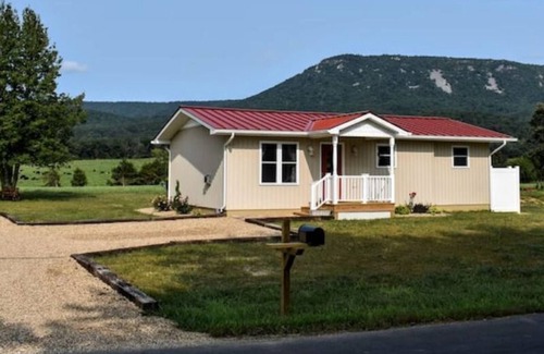 Luray Cottage | Holly Tree Retreat Located In Beautiful Luray, VA