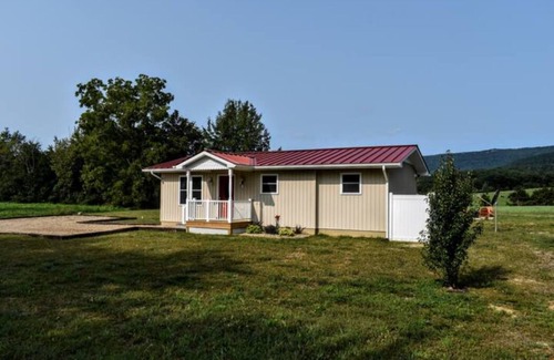 Luray Cottage | Holly Tree Retreat Located In Beautiful Luray, VA