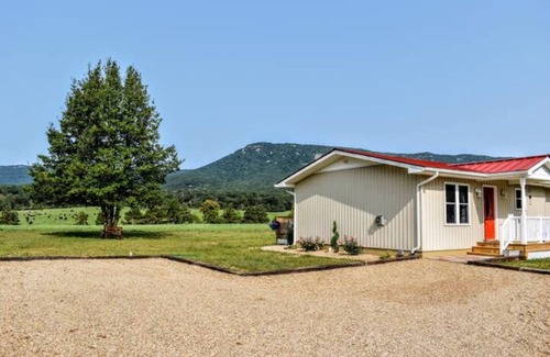 Luray Cottage | Holly Tree Retreat Located In Beautiful Luray, VA