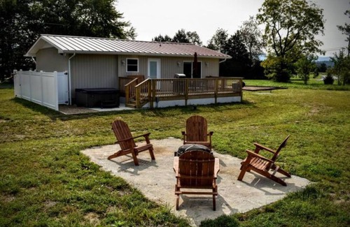 Luray Cottage | Holly Tree Retreat Located In Beautiful Luray, VA