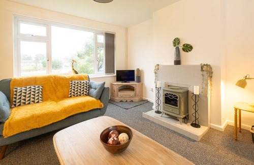 Leiston Cottage | Hollybobs - sleeps 5 guests in 3 bedrooms