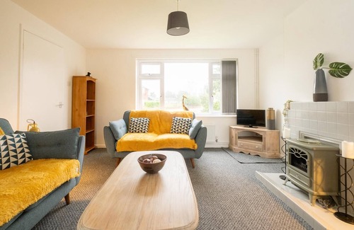 Leiston Cottage | Hollybobs - sleeps 5 guests in 3 bedrooms