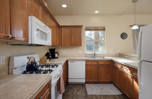 Southwest Bend House | Hollygrape Hideaway – Quiet Home for 6, Pet Friendly and Close to Downtown!