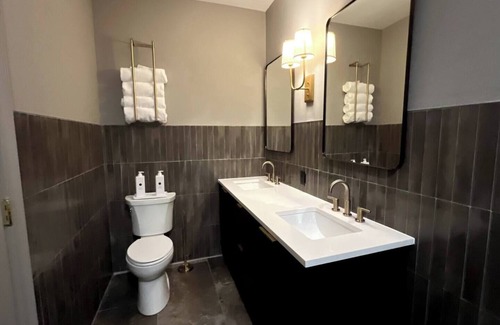 Downtown Louisville Apartment | Hollyhock Suite 512: 1 bed/1 bath