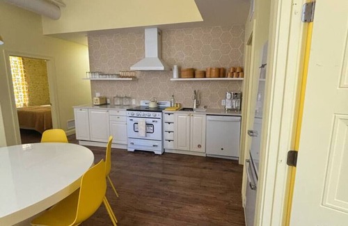 Downtown Louisville Apartment | Hollyhock Suite 513: 5 beds/2 bath
