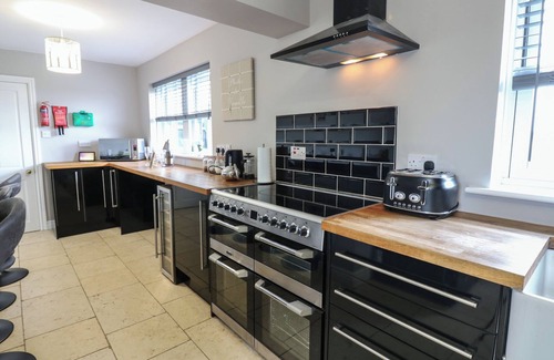 Richmond Cottage | HOLLYMOOR HALL FARM, pet friendly, with hot tub in Richmond