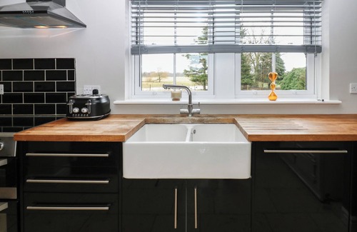 Richmond Cottage | HOLLYMOOR HALL FARM, pet friendly, with hot tub in Richmond