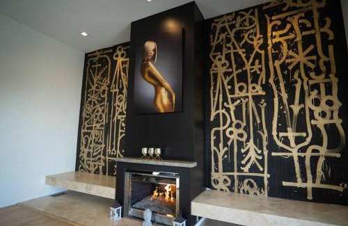 Hollywood Hills West Villa | Hollywood Hills Golden Retreat