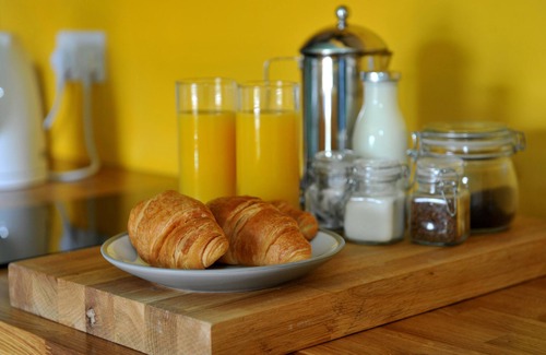 Cheltenham Apartment | Holst - an apartment that sleeps 2 guests in 1 bedroom