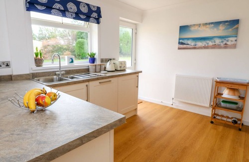 Holywell Cottage | HOLYWELL BAY VIEW, pet friendly, with a garden in Holywell Bay
