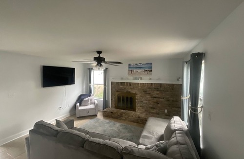 Wright House | Home Away From Home-15min from white sand beaches