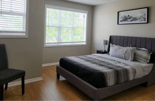 Halton Regional Municipality House | Home Away From Home! 4-bedroom house with a fully equipped kitchen, wi-fi & a TV