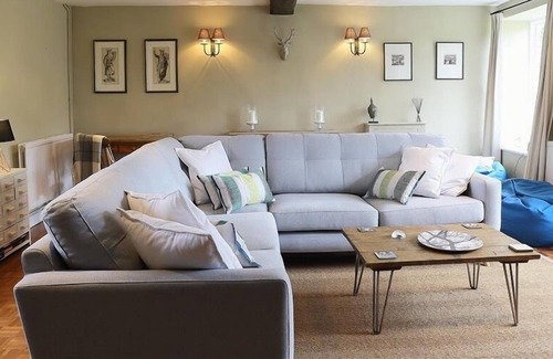 Moreton-in-Marsh Cottage | HOME FARM COTTAGE, pet friendly in Barton-On-The-Heath