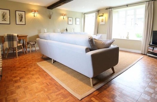 Moreton-in-Marsh Cottage | HOME FARM COTTAGE, pet friendly in Barton-On-The-Heath