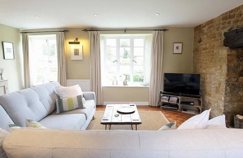 Moreton-in-Marsh Cottage | HOME FARM COTTAGE, pet friendly in Barton-On-The-Heath
