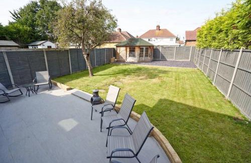 Slough Apartment | Home from home - 4 Double Bed House with Parking