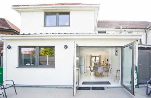 Slough Apartment | Home from home - 4 Double Bed House with Parking