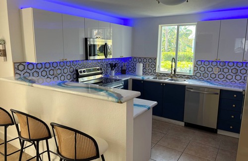 Alice Town House | Home in Bailey Town, Bimini Bay- North Bimini Optional Golf Cart and 43' Slip