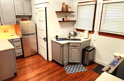 Ottawa House | Home in downtown Ottawa! A quick walk to restaurants and close to Starved Rock.