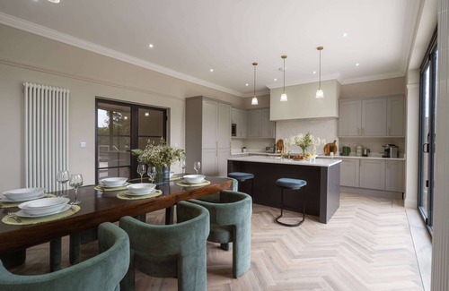 Lincoln House | Home In The Heart of Lincoln + Hot Tub + Parking