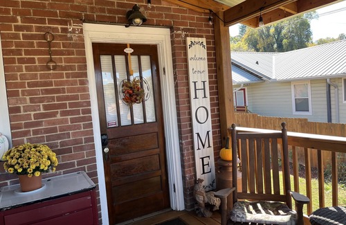 Bryson City House | home/large deck overlooking town. Walking distance to shops and restaurants