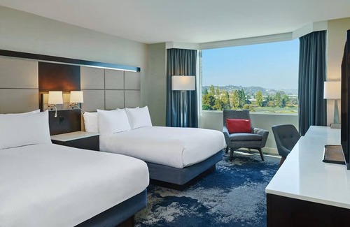 Redwood Shores Hotel | Home-like Accommodations! 3 Comfortable Units, Onsite Pool, Pets Allowed
