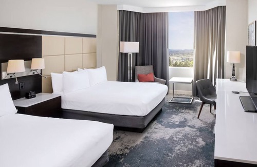Redwood Shores Hotel | Home-like Accommodations! 3 Comfortable Units, Onsite Pool, Pets Allowed