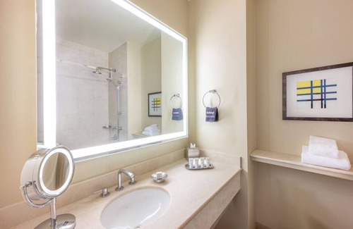 Redwood Shores Hotel | Home-like Accommodations! 3 Comfortable Units, Onsite Pool, Pets Allowed