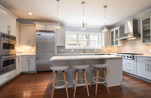North Center House | Home Near Wrigley *Free Parking & Pet Friendly!*