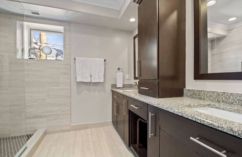 North Center House | Home Near Wrigley *Free Parking & Pet Friendly!*