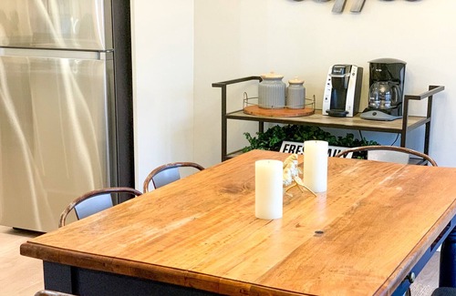 Durham House | Home Sleeps 10- Central to Airport, Duke & UNC, South Point Mall