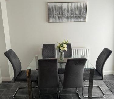 Manchester House | Home Sleeps5-Netflix-parking-near City Centre-Etihad-Coop Live