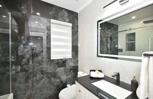 Brampton House | Home Sweet Home + Free Parking & WiFi