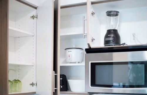 Rio Grande Condo | @home UrbanNest-Full Apt-Cozy King bed Pool-Hottub-Gym in enchanting SugarHouse