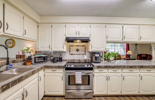 Euless House | Home w/Backyard Oasis < 7 Mi to AT&T Stadium!